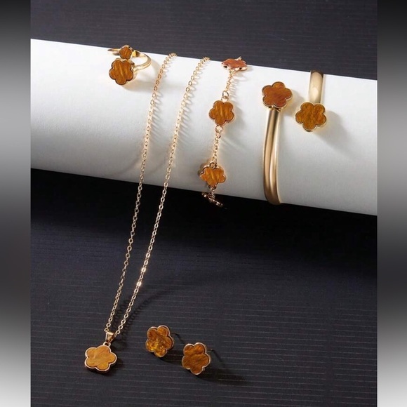 Elegant Gold Flower Jewelry Set - Picture 3 of 4